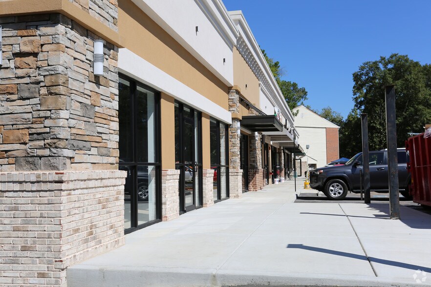 Shops at Collier Hills: 2072 Defoors Ferry Rd, Atlanta, GA 30318 (Closed by Stratus Property Group)