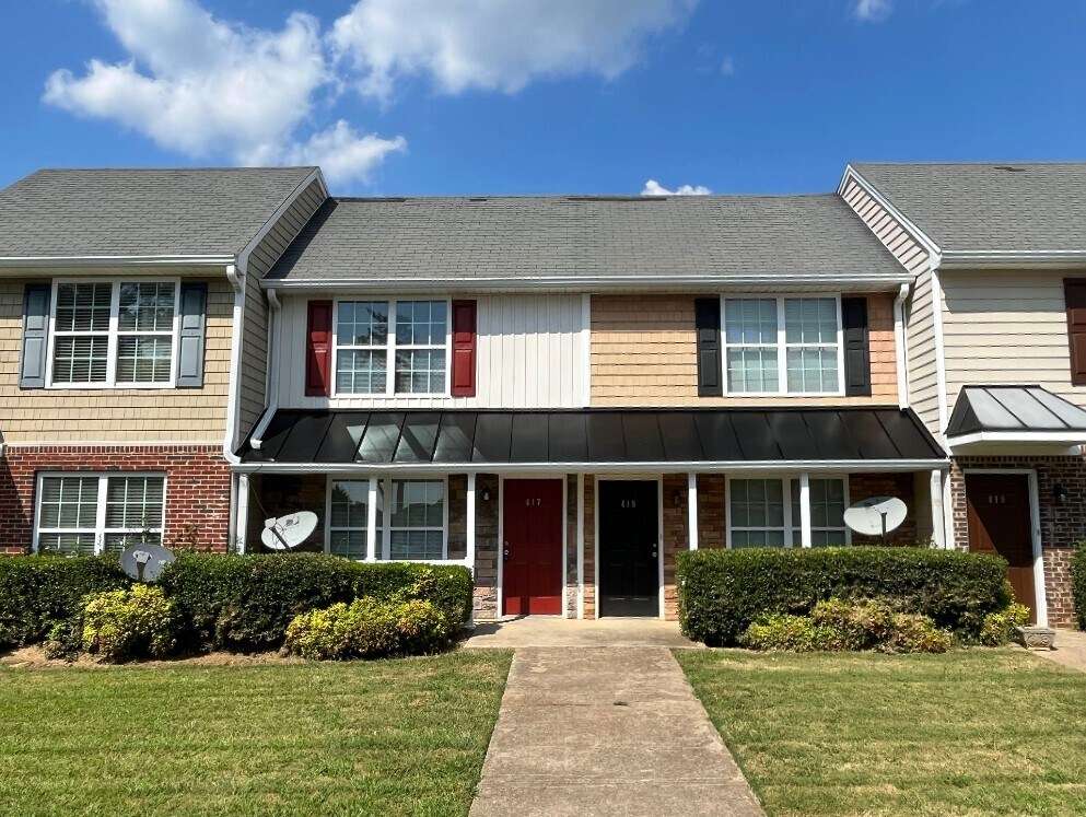 Exterior view of Crowne Ridge Townhomes at 400 WI Parkway, Dallas, GA, sold by Stratus Property Group.