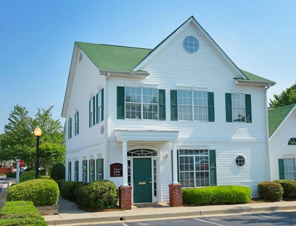 Exterior view of Whitlock Park Center retail property in Marietta, GA, sold by Stratus Property Group.