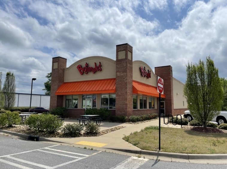 Bojangles: 3210 Lexington Rd, Athens, GA 30605 (Closed by Stratus Property Group)