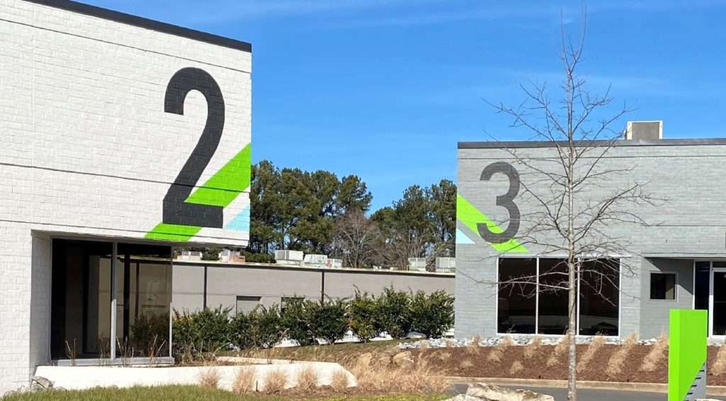 Exterior view of Northridge Commons at 8601 Dunwoody Place, Suite 126, Sandy Springs, GA, where Stratus Property Group represented a tenant in leasing office space.