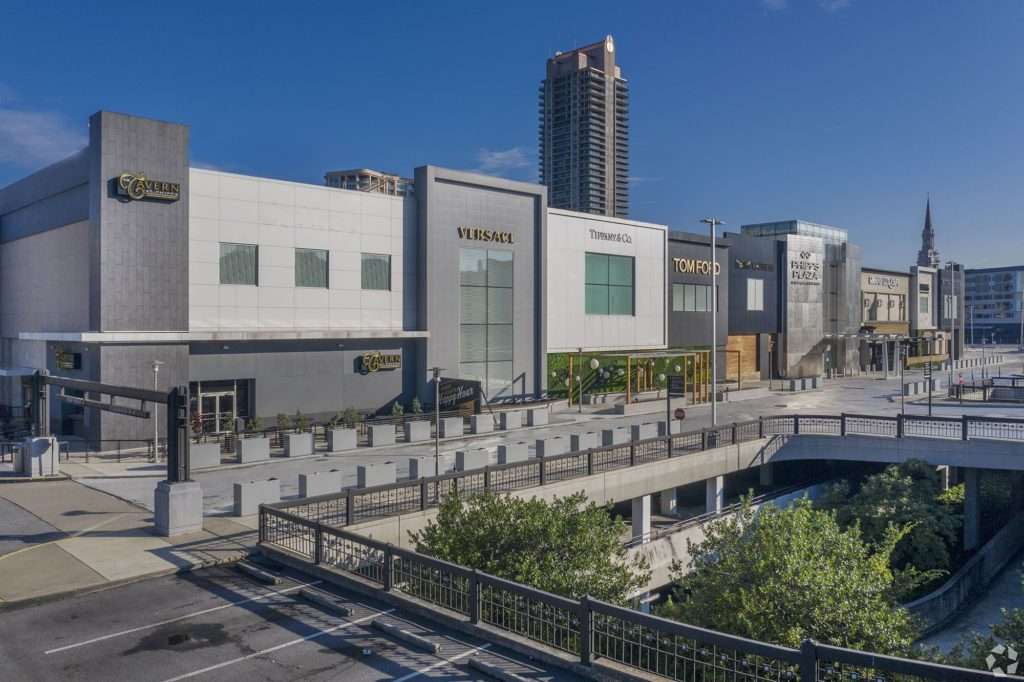 Exterior view of Phipps Plaza at 3500 Peachtree Rd NE, Atlanta, GA, where Stratus Property Group facilitated a retail lease.