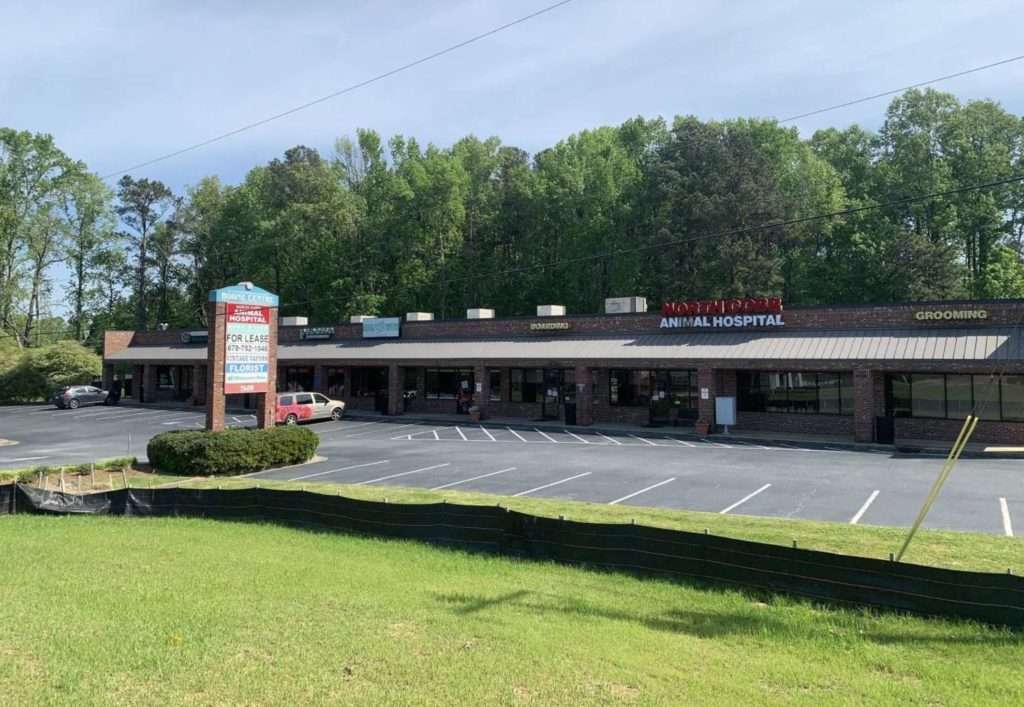 Boone Retail Centre at 2680 Cobb Parkway in Kennesaw, GA, now home to Backsmith Chiropractic and Axe Throwing Therapy. Leased by Stratus Property Group.