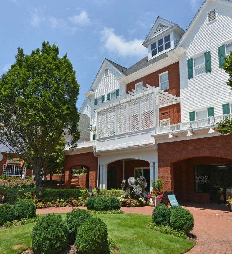 Exterior view of Vinings Jubilee at 2850 Paces Ferry Rd SE, Atlanta, GA, leased by Stratus Property Group.