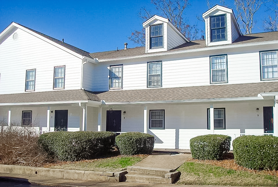 Exterior view of Jamestown North multifamily property at 1905 S Milledge Ave, Athens, GA, sold by Stratus Property Group.