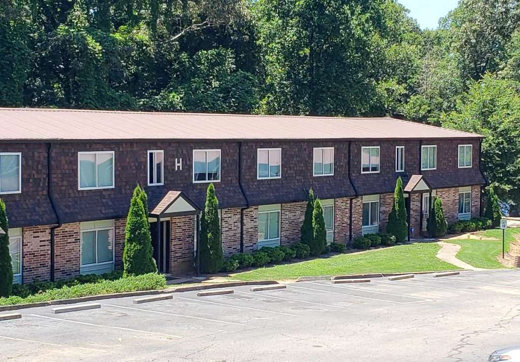 Exterior view of Park Hill Apartments in Atlanta, GA, sold by Stratus Property Group.