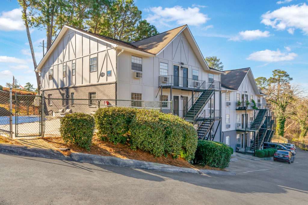 Exterior view of Rio Vista Apartments in Atlanta, GA, sold by Stratus Property Group.